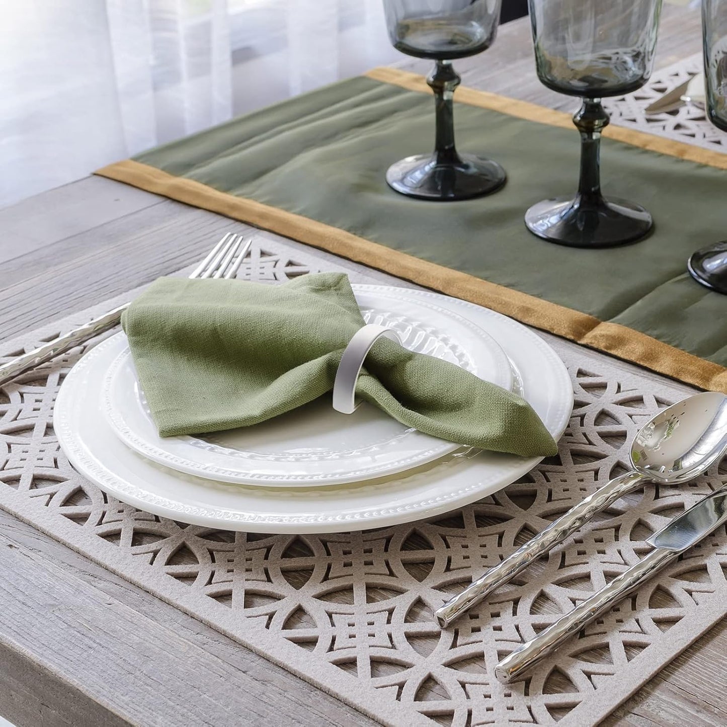 20 Pcs Stainless Steel Napkin Rings Festival Metal Napkin Ring Holders Modern Serviette Buckles Metallic Adornment for Table Settings Kitchen Dinner Party Wedding (Matte Silver Semicircle)